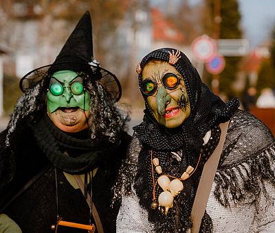 Zwei Frau sind als Hexen verkleidet zur Walpurgis in Schierke
