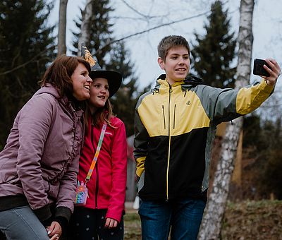 Familie macht ein Selfie zur Walpurgis in Schierke