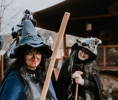 Zwei Hexen sind zur Walpurgis in Schierke unterwegs