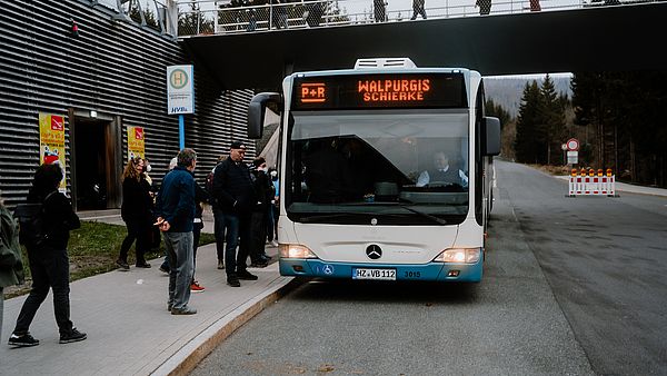 Besucher der Walpurgis Schierke steigen in den Busshuttleverkehr ein